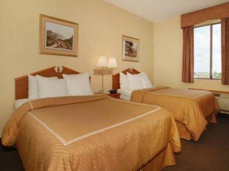 Spark By Hilton Indianapolis Northeast Fishers Room photo